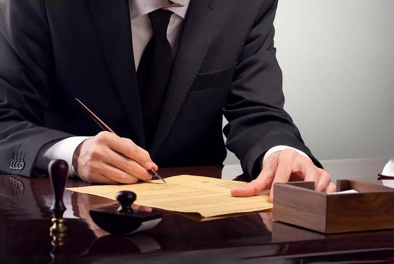 Personne signant un contrat